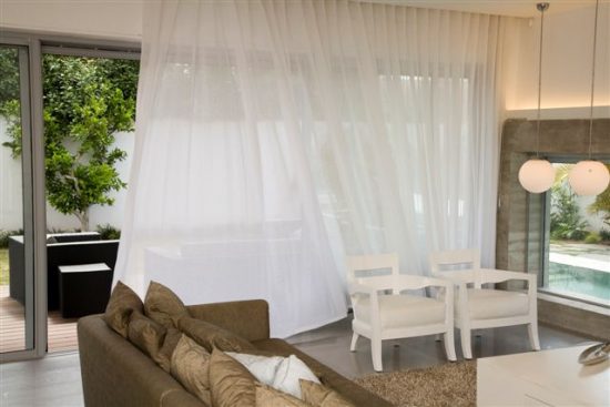 וילונות הצללה לסלון הבית 